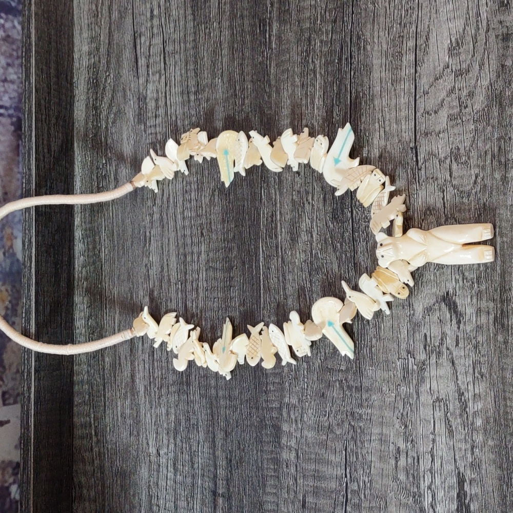 Vintage Native American/Zuni Carved Bone Bear/Animal Fetish Necklace